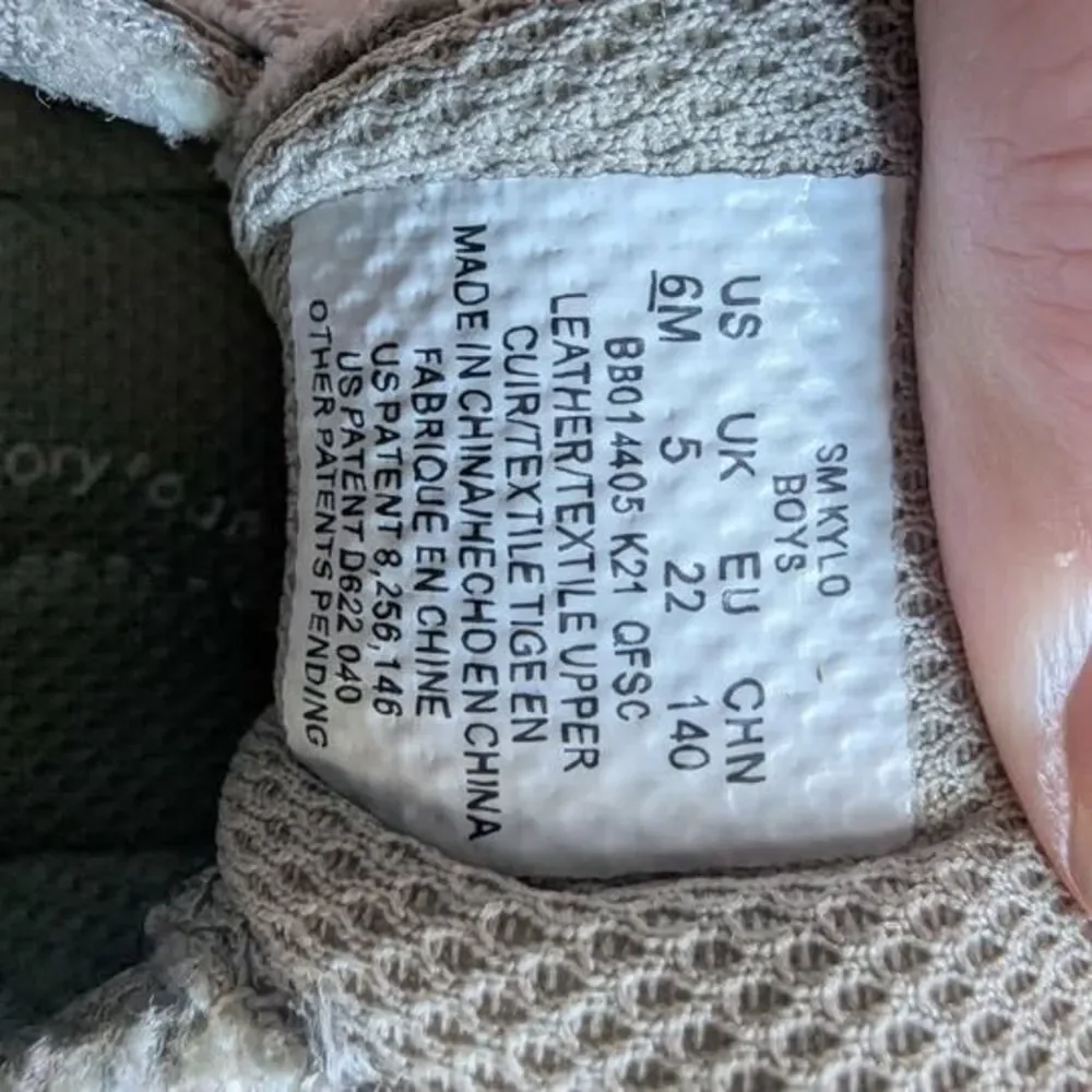 Stride Rite Unisex Kylo Soft Motion Sneaker Beige size 6M